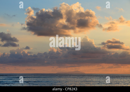 Bunten Wolken am Abenddämmerung über Silhouette Island auf den Seychellen von La Digue aus gesehen Stockfoto