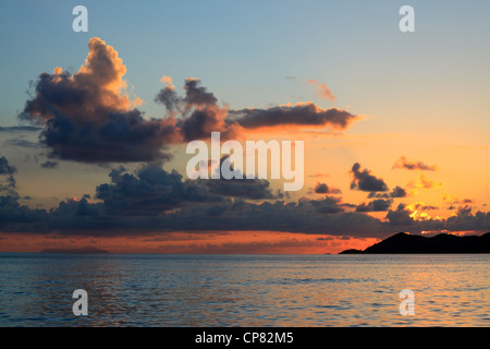 Bunten Wolken am Abenddämmerung über Praslin auf den Seychellen von La Digue aus gesehen Stockfoto