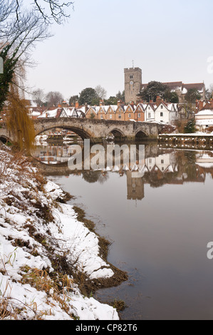 Schnee in Kent Aylesford mit einem mittelalterlichen Dorf gebunden Brücke über ruhige Gezeiten-Fluss Medway Reflexion zeigt ruhigen Atmosphäre Stockfoto