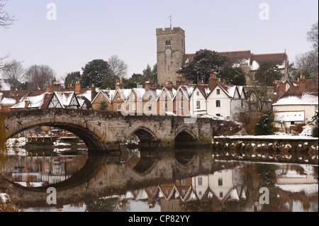 Schnee in Kent Aylesford mit einem mittelalterlichen Dorf gebunden Brücke über ruhige Gezeiten-Fluss Medway Reflexion zeigt ruhigen Atmosphäre Stockfoto