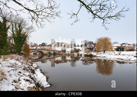 Schnee in Kent Aylesford mit einem mittelalterlichen Dorf gebunden Brücke über ruhige Gezeiten-Fluss Medway Reflexion zeigt ruhigen Atmosphäre Stockfoto