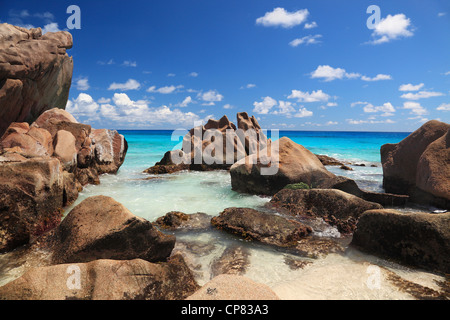 Tropische Schönheit der Anse Patates auf La Digue auf den Seychellen Stockfoto