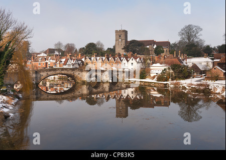 Schnee in Kent Aylesford mit einem mittelalterlichen Dorf gebunden Brücke über ruhige Gezeiten-Fluss Medway Reflexion zeigt ruhigen Atmosphäre Stockfoto