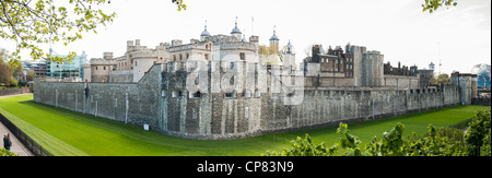 LONDON, UK - 30.April: Panorama-Aufnahme des Tower of London. 30. April 2012 in London. Die Festung stammt aus der 1070s. Stockfoto