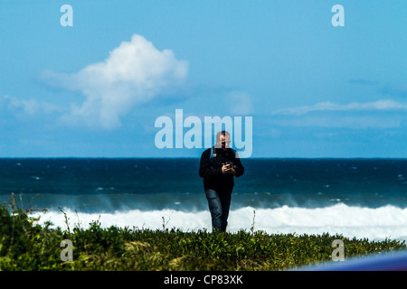 Mann mit einer Kamera Fussweg vom Strand entfernt in Sonoma county in Kalifornien an einem windigen Tag Stockfoto