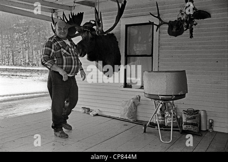 Lokalen Vermont Wohnsitz auf seiner Veranda mit Trophäe Elch Kopf gefüllt Stockfoto