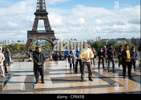 Paris, Frankreich - Menschen, die Tai Chi und Qi Gong Übungen am Trocadero. Stockfoto