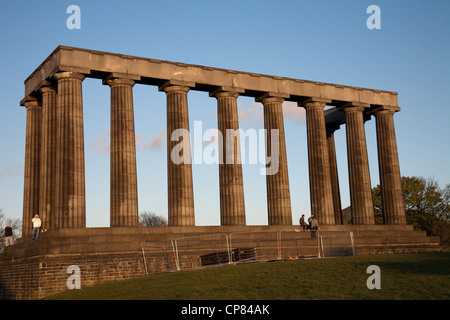 Denkmal der Athener Akropolis auf Calton Hill in der Abenddämmerung Stockfoto