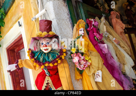 Bunten Puppen auf dem Display vor einem Geschäft in Griechenland Stockfoto