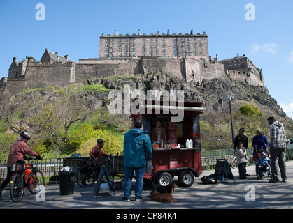 Kaffee stehen auf dem Bauernmarkt vor Schloss Edinburgh Schottland Stockfoto