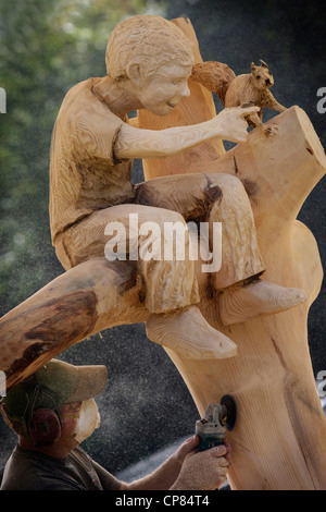 Bob King aus Reedsport Oregon USA arbeitet an einer Kettensäge Schnitzen in Cheshire England UK Stockfoto