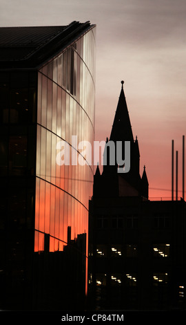 RBS Büros reflektieren den Sonnenaufgang mit Manchester Rathaus im Hintergrund Stockfoto