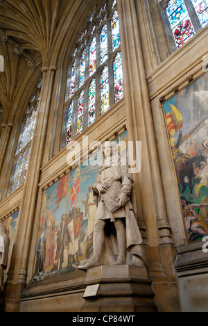 Statue von John Somers, 1. Baron Somers, Whig Politiker in St Stephen's Hall, der Palast von Westminster, Houses of Parliament, London, England Stockfoto