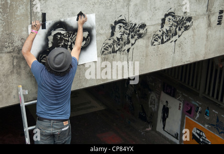 Graffiti Künstler Thierry Guetta aka Herr Gehirnwäsche oder MBW auf dem Dosen-Festival in London veranstaltet von Banksy Stockfoto