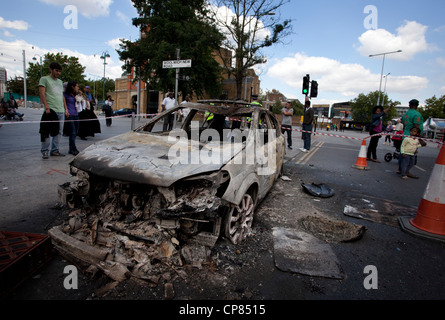Ausgebrannte Polizeiauto auf der Straße in Woolwich, Südlondon fotografiert nach den Unruhen 2011 Stockfoto