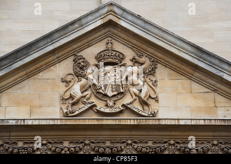 Löwen/Einhorn Wappen Carven auf der Universität Oxfords Prüfung Schulen Gebäude. Oxford, Oxfordshire, England Stockfoto