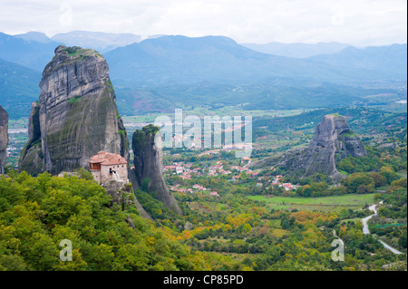 Eingeschränkte Sicht auf das Dorf Kastraki mit Roussanou Kloster im Vordergrund. Stockfoto