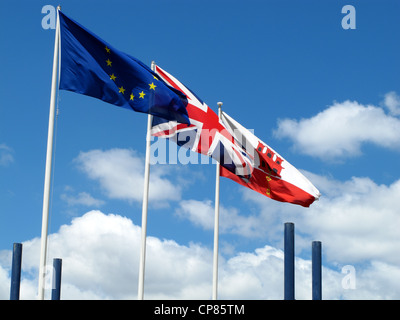 Flaggen der Vereinigten Königreich Gibraltar und Europäische Union fliegen an der Grenze von Gibraltar mit Spanien Stockfoto