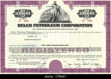 Historische Aktie Zertifikat von einer Öl- und Gasfirma, Panzer ein Mann Öffnen eines Ventils einer Pipeline vor Öl Bohrtürme, Öl Stockfoto