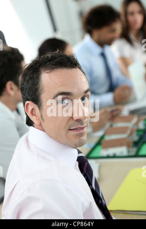Man schaut in die Kamera während eines Arbeitstreffens diskutieren eine neue Wohnsiedlung Stockfoto