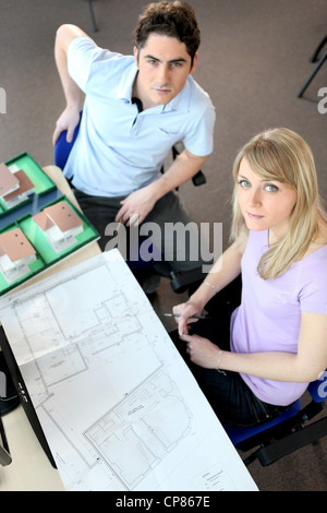 Architekten arbeiten im Büro Stockfoto