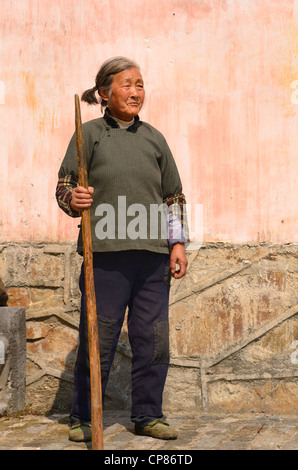 Alte chinesische Frau Personal steht im alten Dorf von Chengkan Huangshan Volksrepublik China Stockfoto