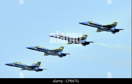 Ein Vorbeiflug des US Navy Blue Angels Kunstflugteams F-18 Hornets Stockfoto