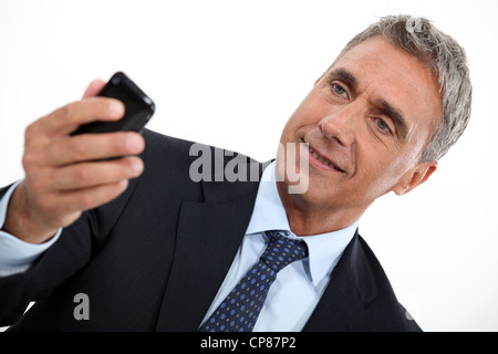 Älterer Mann sein Handy prüfen Stockfoto