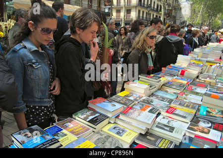 Buch-Stall und Kunden auf der La Rambla in Barcelona am St. George Day 2012. Stockfoto