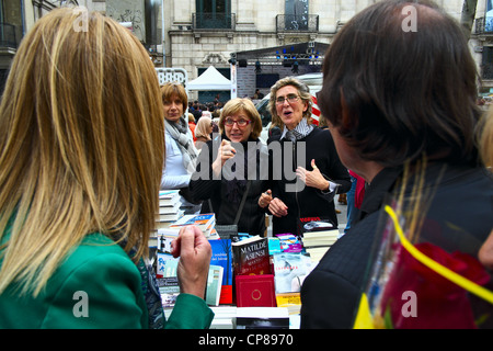 Buch-Stall, Verkäufer und Käufer auf der La Rambla in Barcelona am St. George Day 2012. Stockfoto