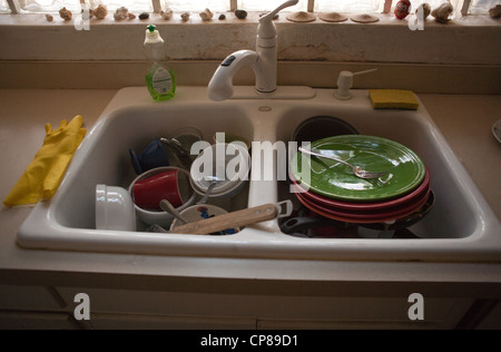 Schmutziges Geschirr in ein Waschbecken in der Küche zu Hause sitzen. Stockfoto