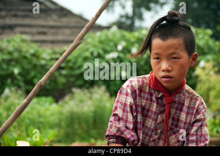 Schwitzende junge Basha Miao (Pistole Männer) mit traditionellen Frisur und roten Halstuch, Südchina Stockfoto