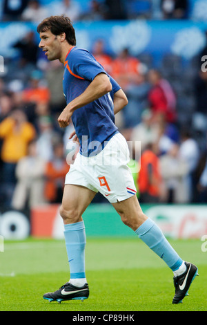 Ruud van Nistelrooy der Niederlande erwärmt sich vor einem Spiel der Gruppe C der UEFA Euro 2008 gegen Frankreich im Stade de Suisse. Stockfoto