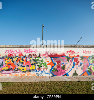 Grafiti bedeckt Abschnitt der Berliner Mauer, Rückseite der East Side Gallery, Berlin, Deutschland Stockfoto