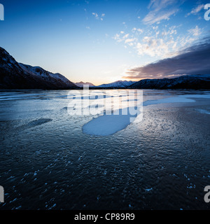 Schnee auf gefrorenen See Urvatnet, Lofoten Inseln, Norwegen Stockfoto