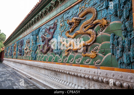 Gekachelte Drachen Wand in der verbotenen Stadt. Peking, China. Stockfoto