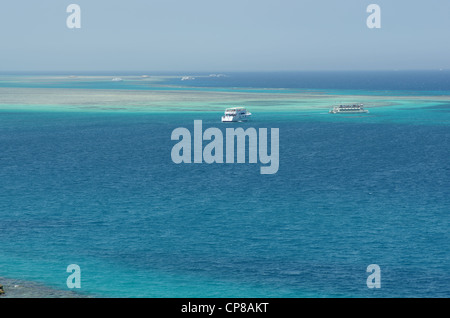 Ein Touristenboot für Ausflüge fährt auf Korallenriff, Hurghada, Rotes Meer, Ägypten Stockfoto