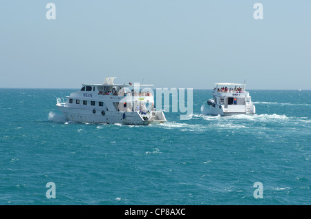 Ein Touristenboot für Ausflüge fährt auf Korallenriff, Hurghada, Rotes Meer, Ägypten Stockfoto