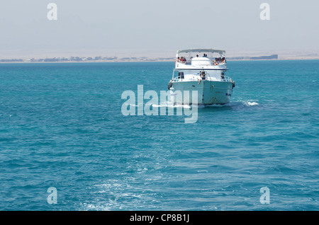 Ein Touristenboot für Ausflüge fährt auf Korallenriff, Hurghada, Rotes Meer, Ägypten Stockfoto