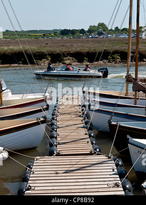 Kleines Motorboot auf Gezeiten-Bucht bei Blakeney, Norfolk, England, UK Stockfoto