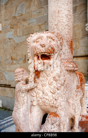 Stein-Löwen am Eingang der Cappella Colleoni in Bergamo Alta Stockfoto