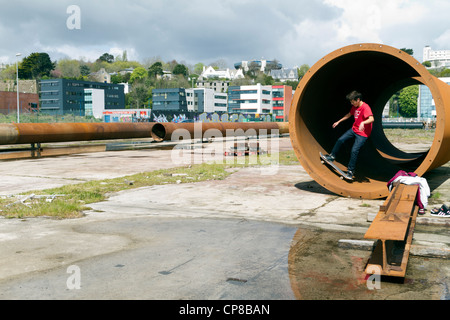 Skateboarding im Hafen von Brest-Bretagne-Frankreich Stockfoto