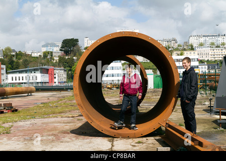 Skateboarding im Hafen von Brest-Bretagne-Frankreich Stockfoto