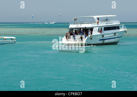 Ein Touristenboot für Ausflüge auf verankert im Korallenriff, El Gouna, Rotes Meer, Ägypten Stockfoto