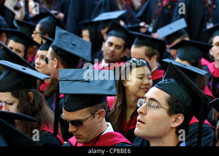 Studenten der Harvard Universität sammeln für ihre Abschlussfeiern am Beginn am 26. Mai 2011 in Cambridge, MA. Stockfoto