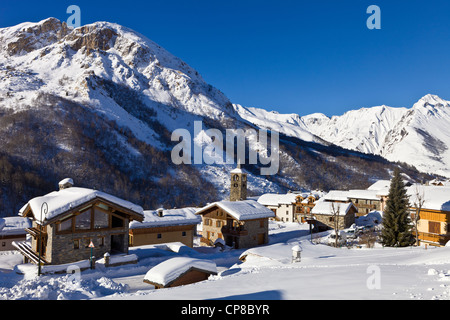 Savoie, Frankreich, Saint Martin de Belleville, der Weiler Saint Marcel mit Blick auf Le Cochet (2098m), Skigebiet in der Stockfoto