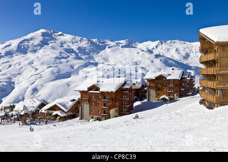 Frankreich, Savoyen, Les Menuires, Bezirk Reberty 2000 mit Blick auf die Pointe De La Masse (2808m) Skigebiet in den drei Stockfoto