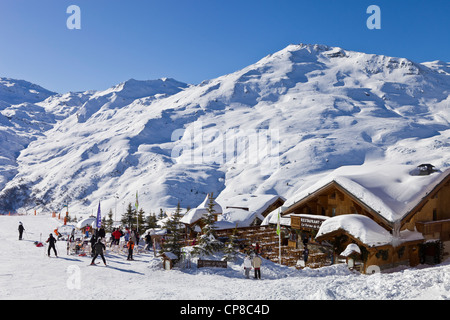 Frankreich, Savoyen, Les Menuires, Bezirk Reberty 2000 mit Blick auf die Pointe De La Masse (2808m) Skigebiet in den drei Stockfoto