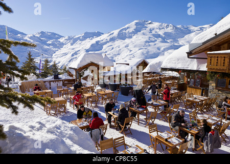 Frankreich, Savoyen, Les Menuires, Terrasse des Restaurants Pub La Ferme de Reberty mit Blick auf die Pointe De La Masse (2808m), Stockfoto