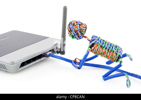 Der kleine Mann geflochten aus einer Computer-Kabel verbindet das Internet mit einer Masse wireless-Router. Isoliert auf weiss. Stockfoto